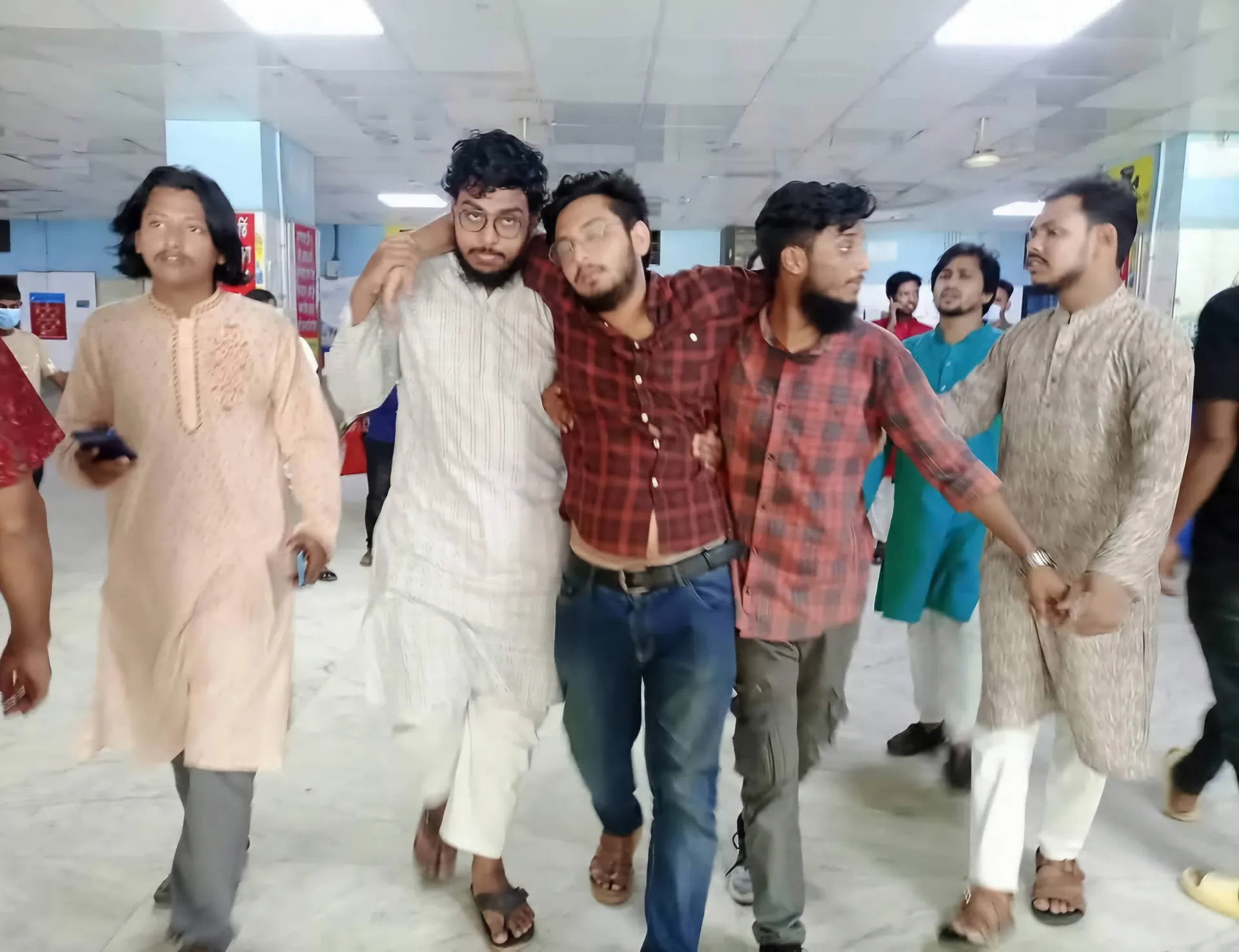 আহত আহনাফ সাঈদ খানকে বহন