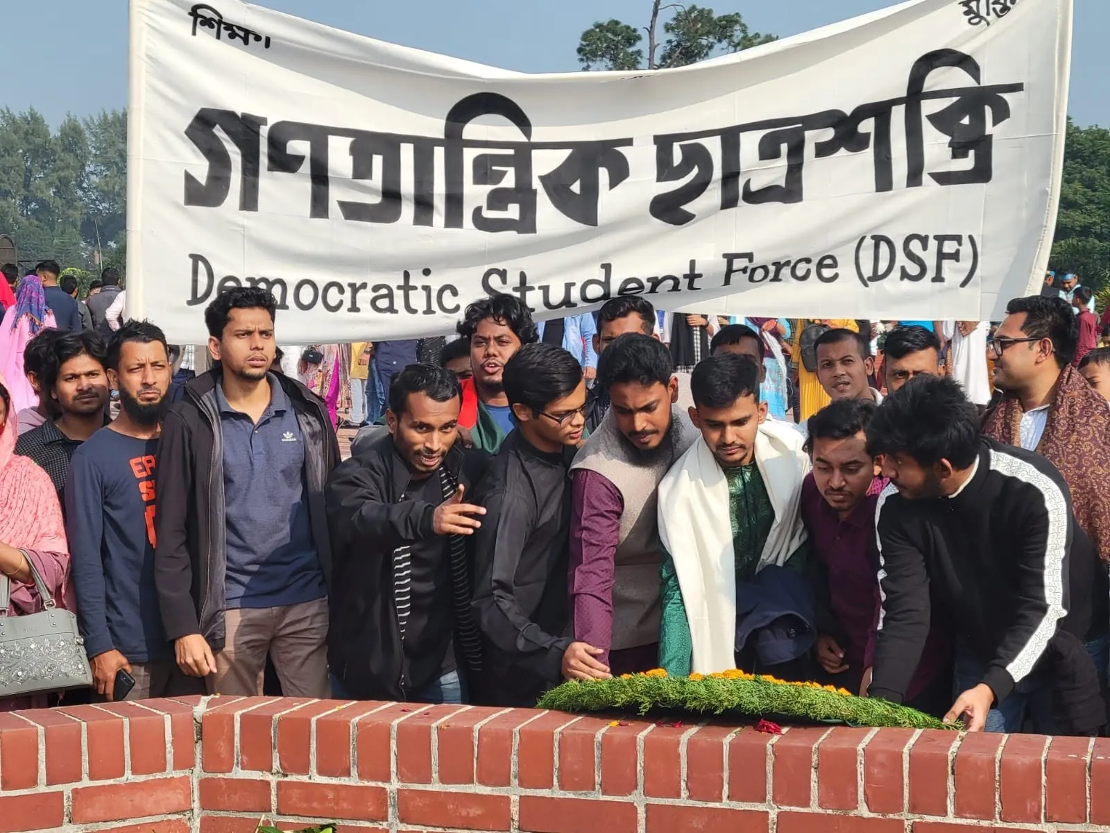 বিজয় দিবসে জাতীয় স্মৃতিসৌধে শ্রদ্ধা